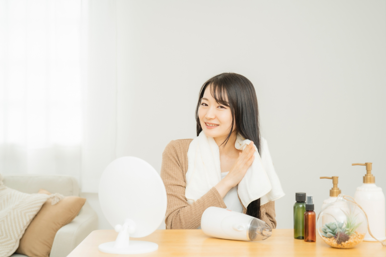 タオルドライする女性