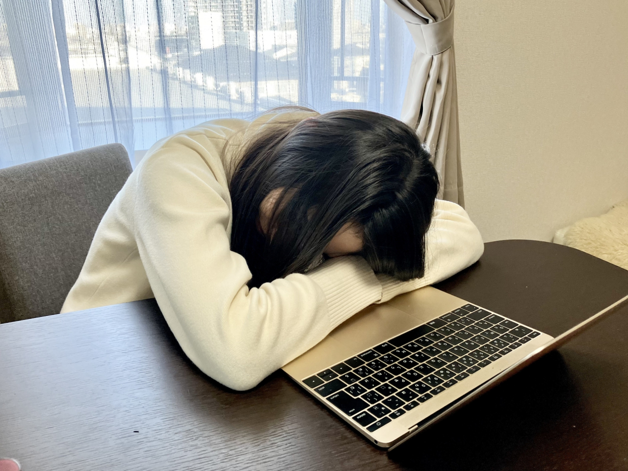 仮眠　うつぶせ