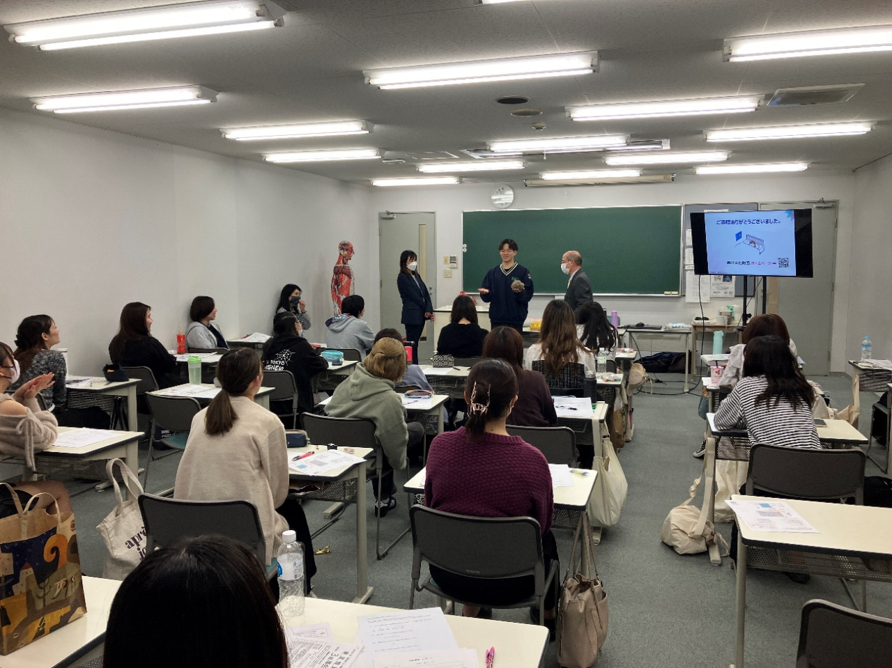 大阪医療技術学園専門学校 羽毛体験